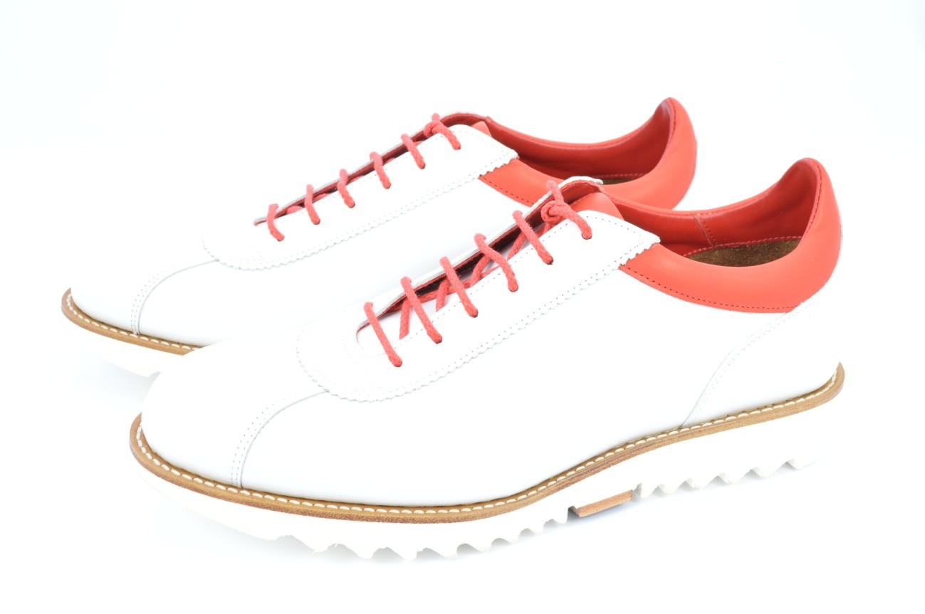 SNEAKER 502023 FABRICADO EN FLOR BLANCA CON DETALLES EN ROJO