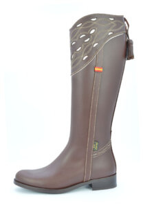 BOTA CAMPERA REPUJADA Y BORLAS