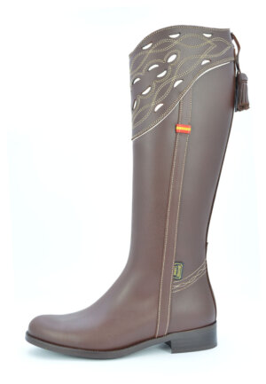 BOTA CAMPERA REPUJADA Y BORLAS